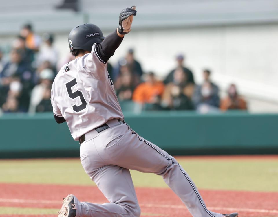 　３回、打者・浅野の時、リレードスチールで生還する門脇（撮影・西岡正）