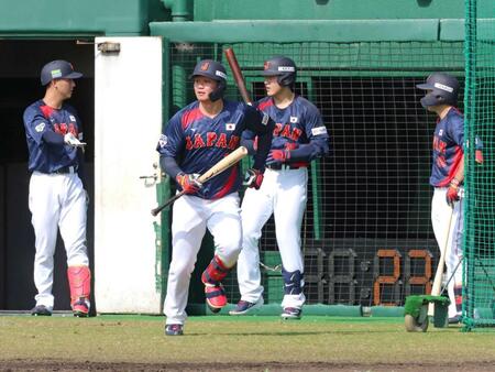 　ピッチクロックを使ったライブＢＰ。小走りで打席へ向かう森下（中央）＝撮影・立川洋一郎