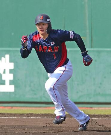 　ライブＢＰで二塁へ向かって駆け出す森下（撮影・立川洋一郎）