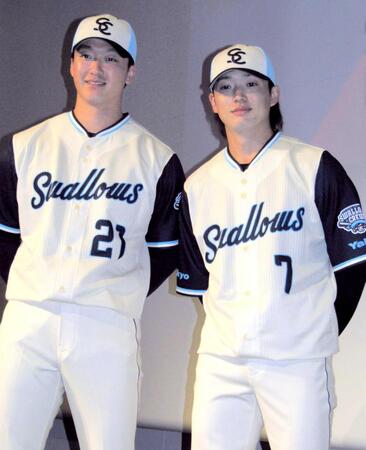 　「２０２６ＣＲＥＷユニホーム」を披露する吉村（左）と長岡（撮影・伊藤玄門）