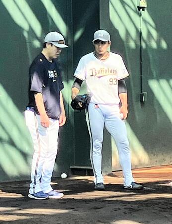 　厚沢投手コーチ（左）から指導を受ける佐藤