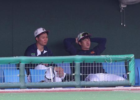 　小園（右）とくつろぐ森下（撮影・佐々木彰尚）