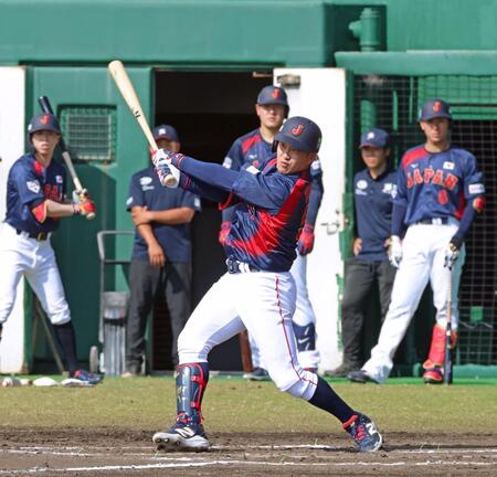 　ライブＢＰで安打性の打球を放つ小園（撮影・立川洋一郎）