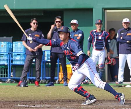 　ライブＢＰで安打性の打球を放つ小園。後方中央は見守る井端監督（撮影・立川洋一郎）