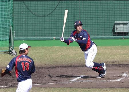 　ライブＢＰで高橋（左）と対戦した小園（撮影・佐々木彰尚）