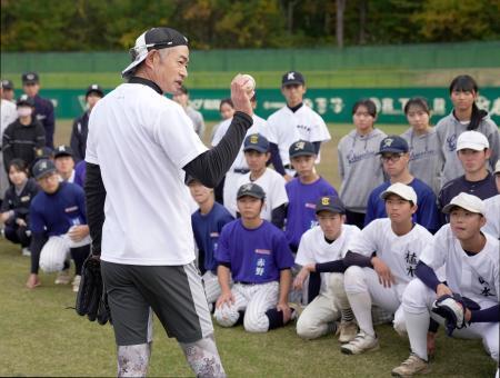 　高校生たちを指導するイチローさん＝８日、新潟県長岡市