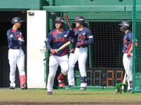 　ピッチクロックを使ったライブＢＰ。小走りで打席へ向かう森下（中央）＝撮影・立川洋一郎