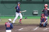 　走って打撃に向かう森下（撮影・佐々木彰尚）