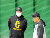 　秋季キャンプで選手に視線を送る阿部監督（左）