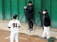 　阿部監督（右）はブルペンで練習する堀田（左）にアドバイスを送る