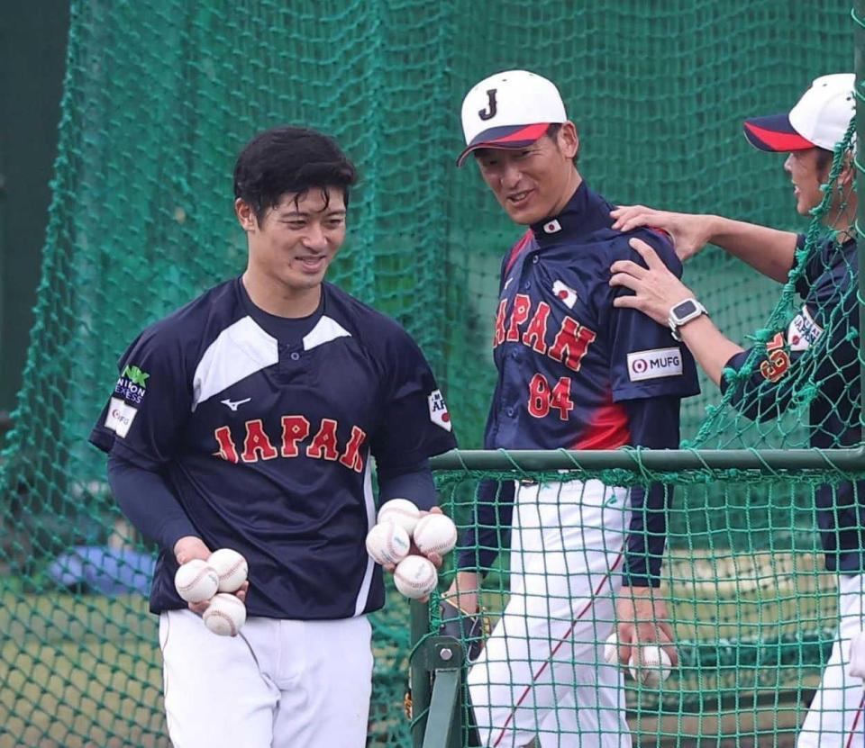 　居残り特打を終え、投手を務めた能見コーチと話す坂本（撮影・佐々木彰尚）