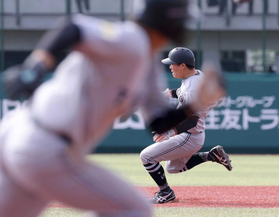 　３回、二盗に成功する佐々木。手前は本盗する門脇（撮影・西岡正）