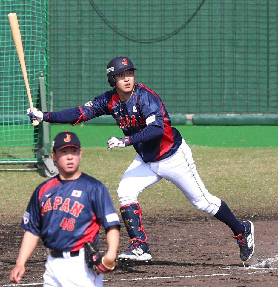 　ライブＢＰで藤平（手前）から安打を放つ小園（撮影・佐々木彰尚）