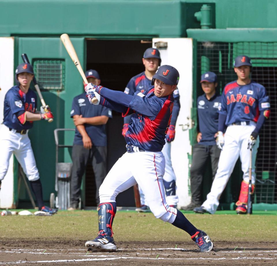 　ライブＢＰで安打性の打球を放つ小園（撮影・立川洋一郎）