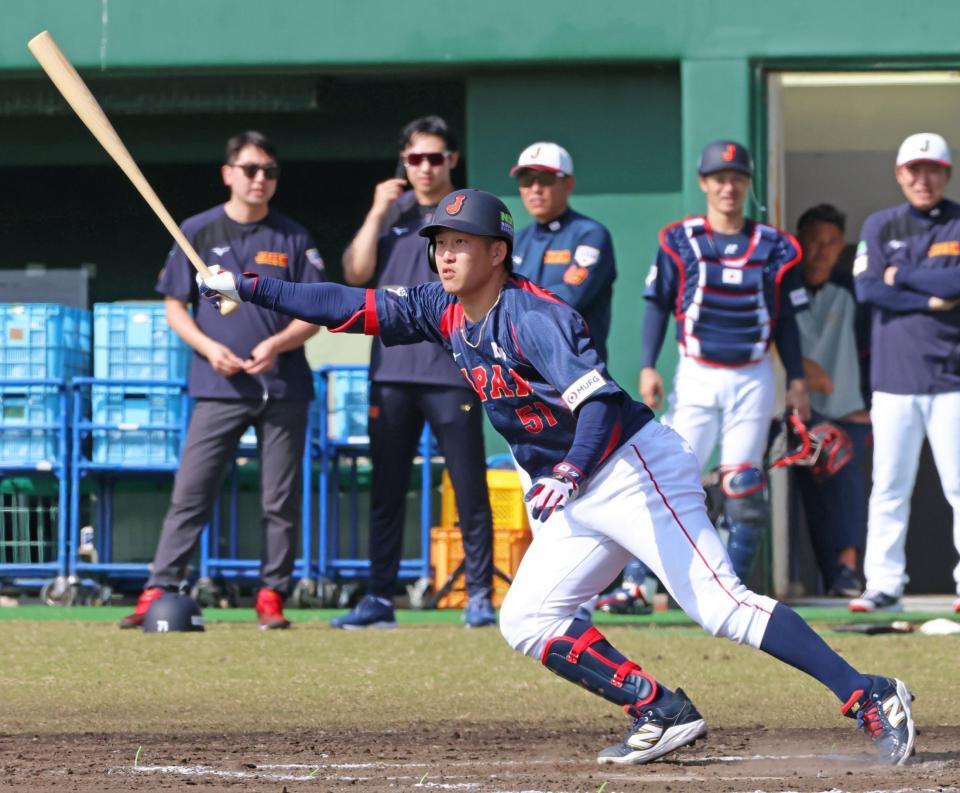 　ライブＢＰで安打性の打球を放つ小園。後方中央は見守る井端監督（撮影・立川洋一郎）