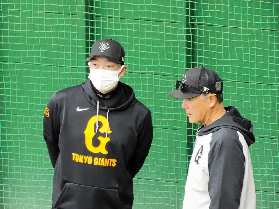 　秋季キャンプで選手に視線を送る阿部監督（左）