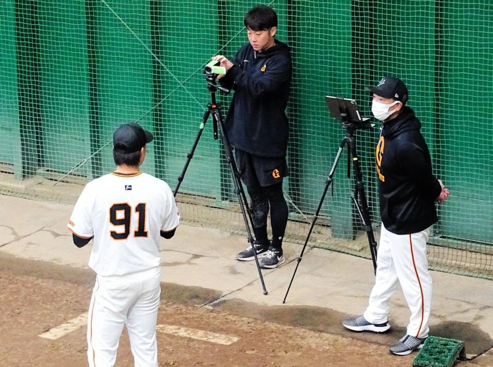 　阿部監督（右）はブルペンで練習する堀田（左）にアドバイスを送る