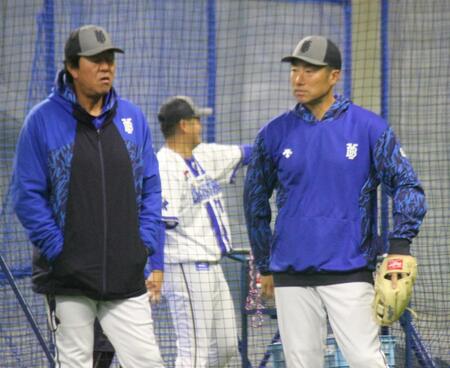 　練習を見守る相川監督。左は鈴木２軍打撃育成コーチ