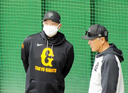 　秋季キャンプで選手に視線を送る阿部監督（左）