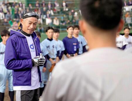 　高校生たちを指導するイチローさん＝８日