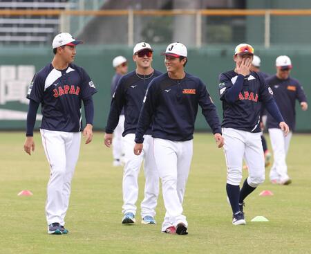　侍ジャパン合宿に合流した佐々木（中央）＝撮影・佐々木彰尚
