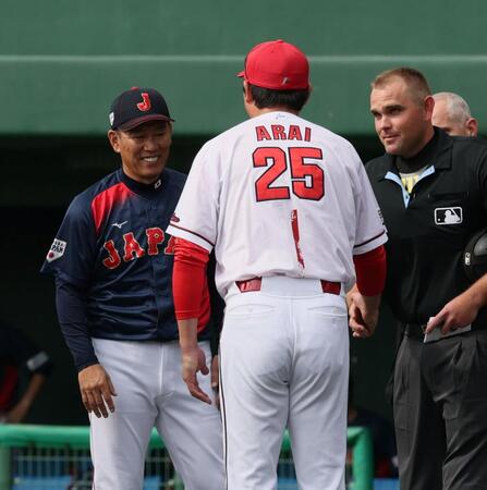 　メンバー表の確認を行い、新井監督と握手をする井端監督（撮影・市尻達拡）