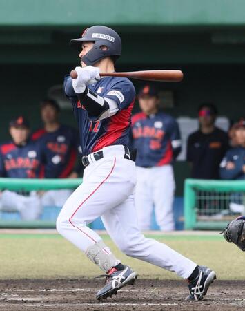 　１回、中前打を放つ坂本（撮影・市尻達拡）