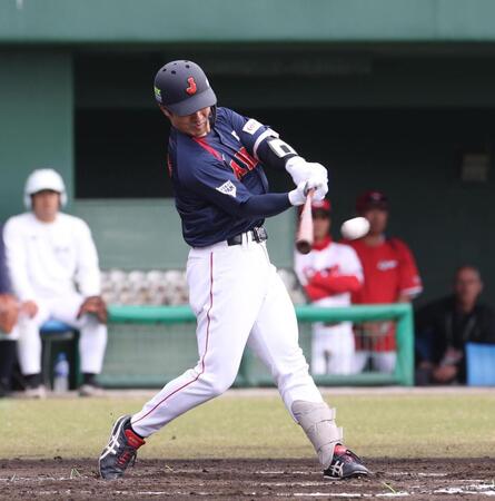 　１回、坂本は中前打を放つ（撮影・佐々木彰尚）