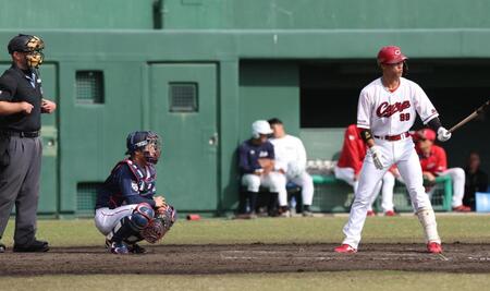 　３回、ピッチコムを操作する坂本（撮影・佐々木彰尚）