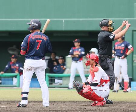 　４回、ピッチクロック違反で１ストライクを取られる西川（撮影・市尻達拡）