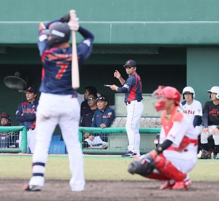 　４回、西川（手前）がピッチクロック違反を取られた後、構えを確認する松田野手総合コーチ（撮影・市尻達拡）