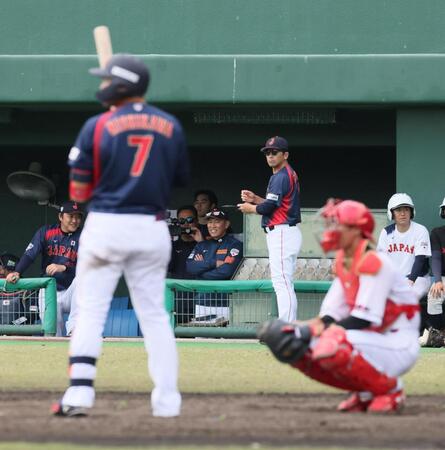 　４回、西川（手前）がピッチクロック違反を取られた後、構えを確認する松田野手総合コーチ（撮影・市尻達拡）