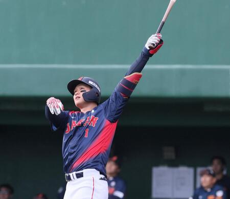 【写真】森下を出迎える井端監督　思わずニヤリ