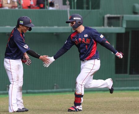 　５回、２ランを放ち野村（左）とタッチをする森下（撮影・佐々木彰尚）