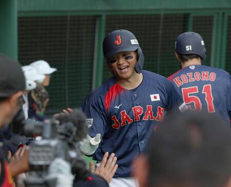 　５回、左越えに２ランを放ち、ベンチ前でナインに出迎えられる森下（撮影・佐々木彰尚）