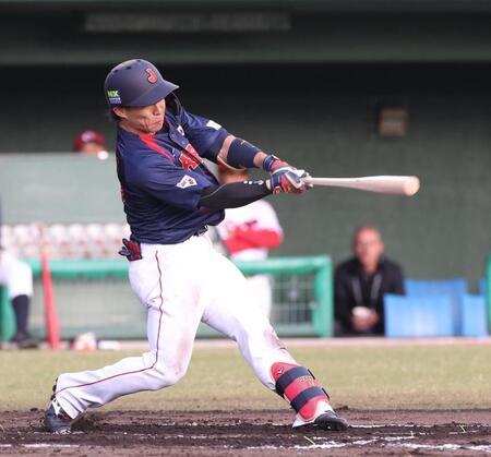 　７回、野村は左越えに２ランを放つ（撮影・佐々木彰尚）