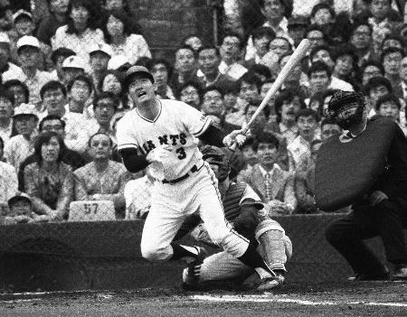 　打球の行方を見る巨人の長嶋茂雄さん