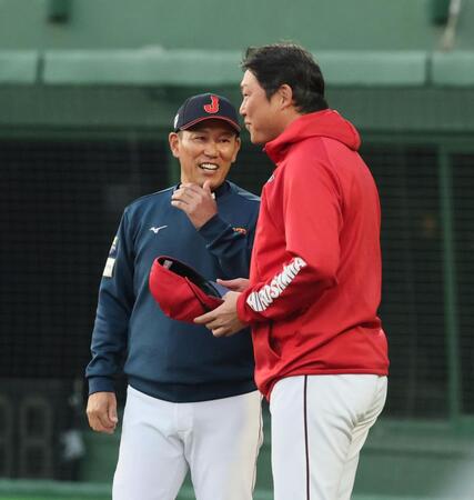 　広島との練習試合後、新井監督と話をする井端監督（撮影・市尻達拡）