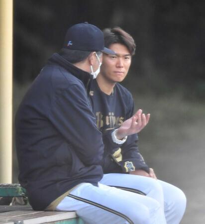 　高山郁夫投手コーチ（左）と話し込むオリックス時代の山本由伸＝２２年