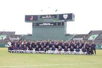 　集合写真におさまる侍ジャパンの選手、関係者（撮影・佐々木彰尚）