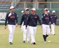 　侍ジャパン合宿に合流した佐々木（中央）＝撮影・佐々木彰尚