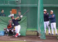 　日本代表に合流しフリー打撃で打ち込む佐々木。右端は井端監督（撮影・立川洋一郎）