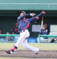 　５回、左越え２ランを放つ森下（撮影・市尻達拡）