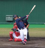 　５回、左翼スタンドへ２ランを放つ森下（撮影・立川洋一郎）