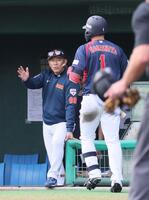 　５回、左越え２ランを放った森下を出迎える井端監督（撮影・市尻達拡）