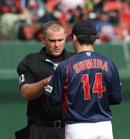 　３回、ブロック球審にグラブをチェックされる隅田（１４）＝撮影・佐々木彰尚