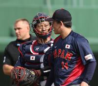 　３回、隅田（右）と話す坂本（撮影・佐々木彰尚）