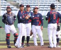 　５回途中降板となった隅田（中央）＝撮影・佐々木彰尚