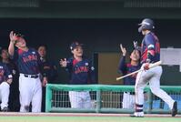 　７回、左越え２ランを放った野村を出迎える森下（撮影・市尻達拡）