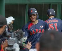 　５回、左越えに２ランを放ち、ベンチ前でナインに出迎えられる森下（撮影・佐々木彰尚）